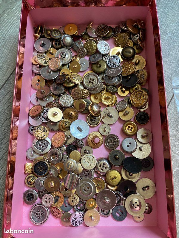 Bouton Ancien Mercerie - Couleur Noir, Rouge Et Or - Lot De 1 à 10 Pièces - Occasion - Résine