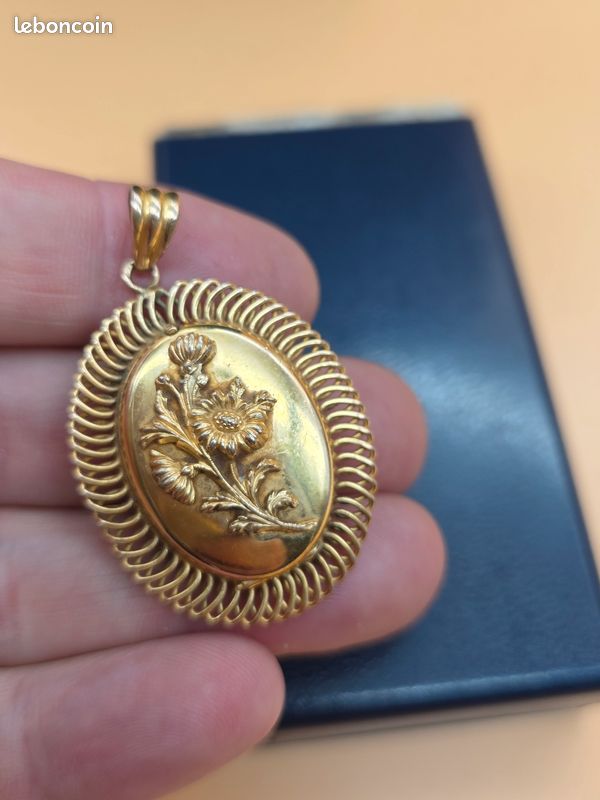 Pendentif Médaille Ancien – Plaqué Or – Art Déco – Breloque Blanche Porte
