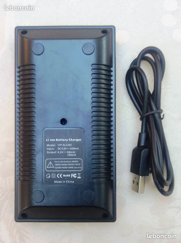Chargeur pour 4 piles AA AAA 9V avec prise de maison 230V + 2 piles rechargeables AA