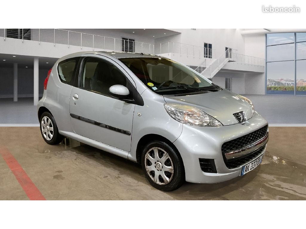 Peugeot 107 1.0e 12V 68ch BLUE LION Trendy (image 2)