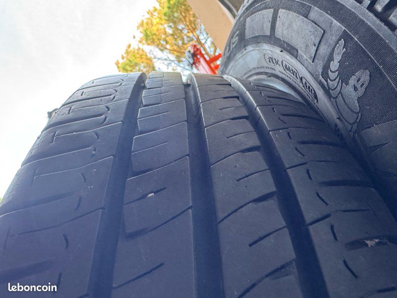Paire de pneu Michelin Agilis 195/70r15c (image 2)