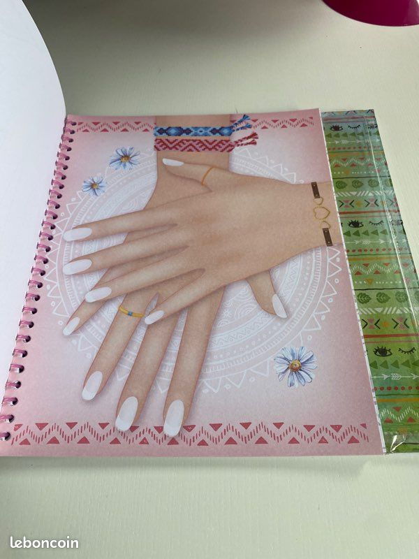 Offre Livre De Coloriage Et Autocollants Mega Color Chez Action