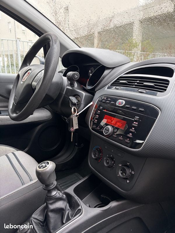 Fiat Punto EVO 1.4L FINITION DYNAMIC - 1ÈRE MAIN - ENTRETIEN À JOUR (image 10)