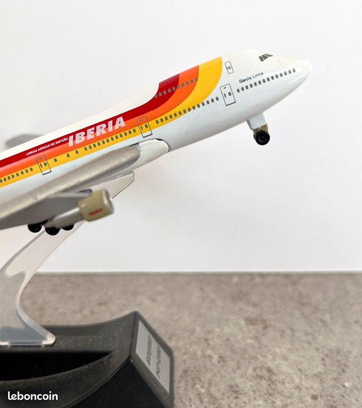Modèle Avion Suisse B747 1:400 - Métal Moulé Sous Pression - 16 Cm - Support Inclus - Cadeau Collectionneur
