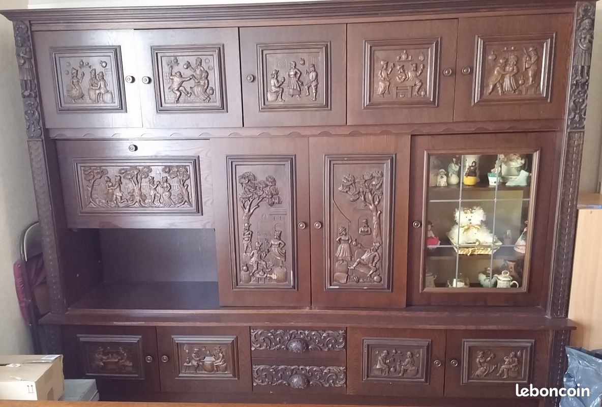 Grand living avec vitrine et bar (image 1)