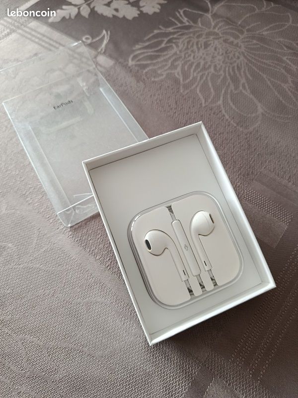 EarPods (image 3)