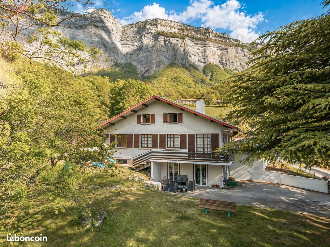 Maison 12 pièces 257 m² · à Biviers · 257 m² · 795 000 €