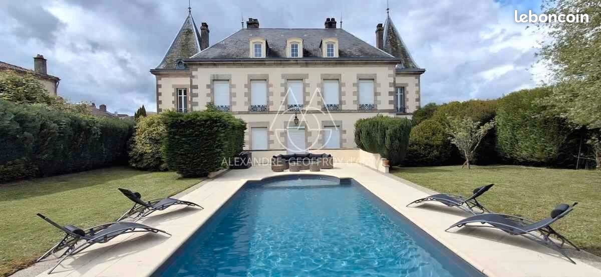 Maison 11 pièces 406 m² · à Châlus · 406 m² · 895 000 €