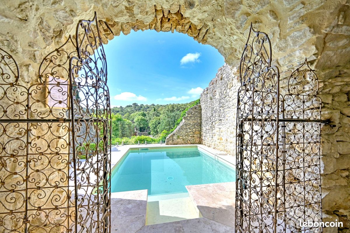 Maison 9 pièces 300 m² · à La Roque-sur-Cèze · 300 m² · 1 150 000 €