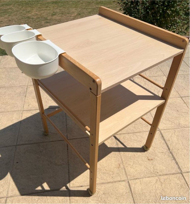 Table à langer sur roulettes (image 1)