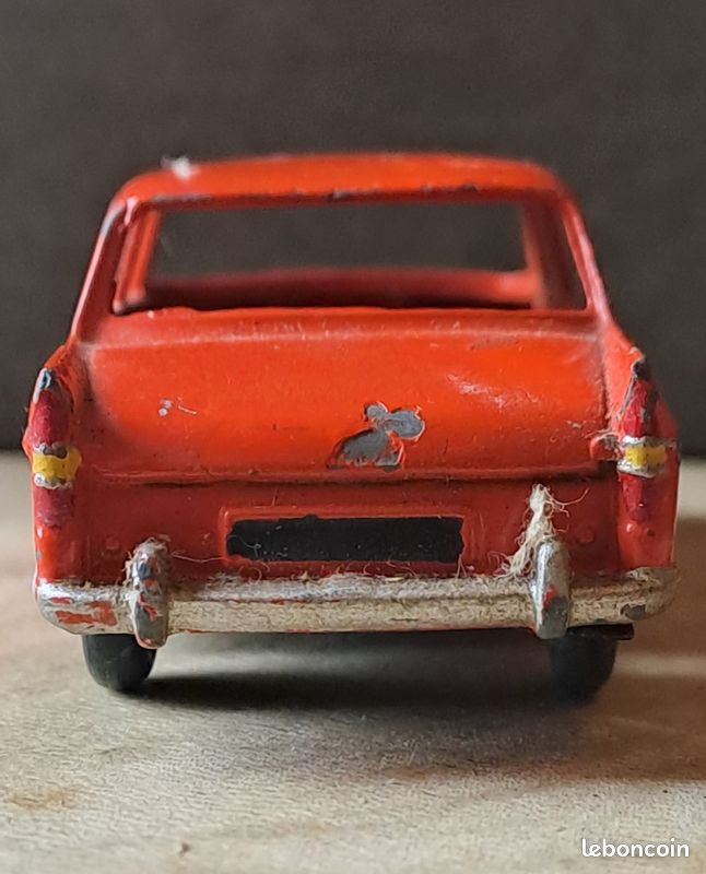 Peugeot 404 Dinky Junior – Neuve, Rouille Avec Pneus Dunlop – Années 60