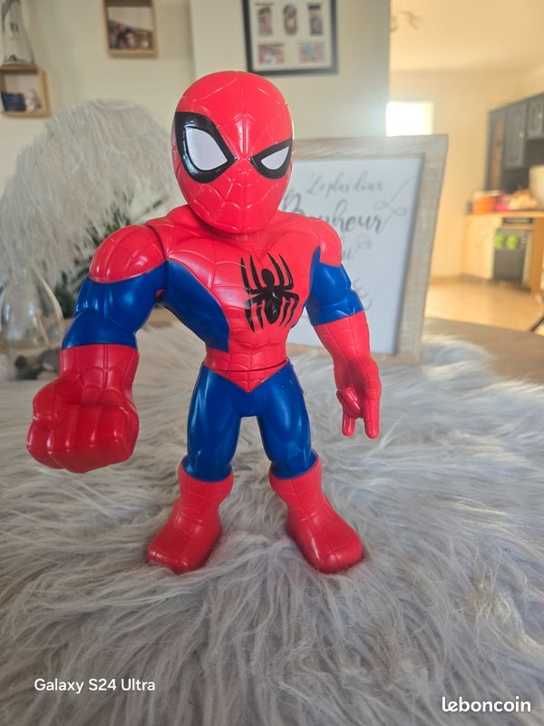 Spider man figurine (image 1)