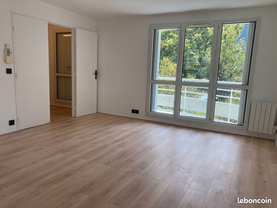 Appartement 4 pièces 85 m² · à Suresnes · 85 m² · 2 105 €