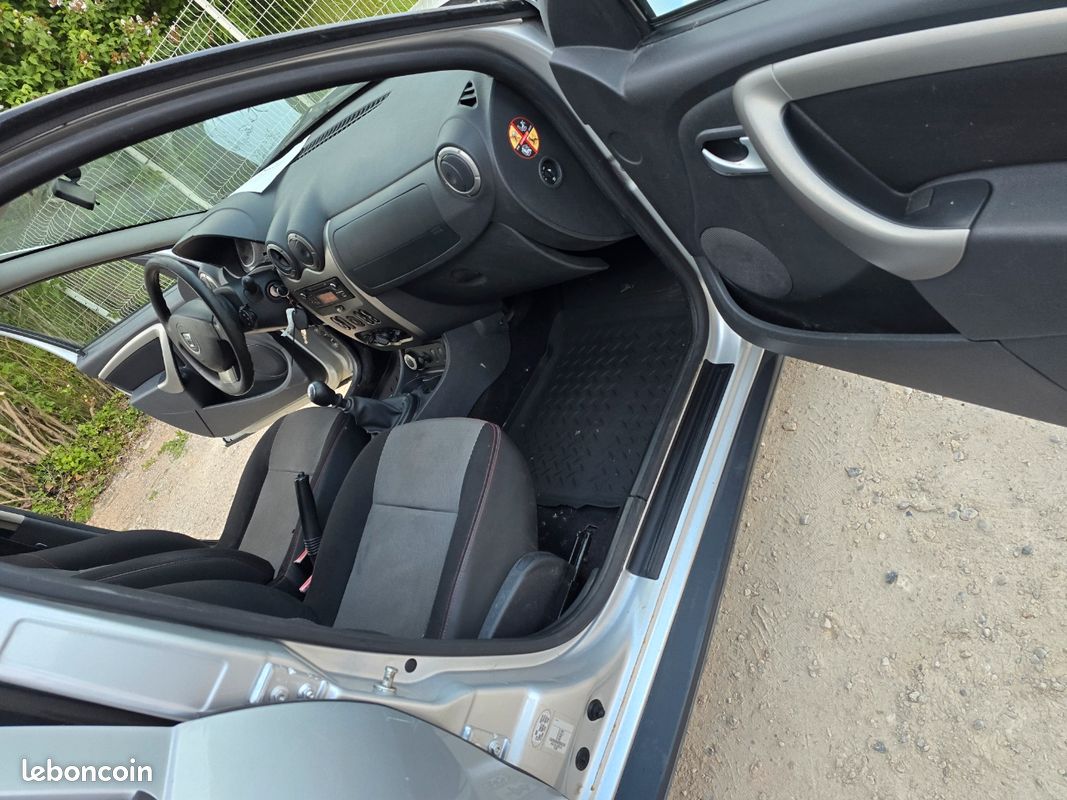 Dacia duster 4x4 / 1.5 dci 110 ch / 1ere main / listing d entretien complet / clim + attelage + barres de toit + bluetooth / kit de distribution neuf / garantie (image 3)