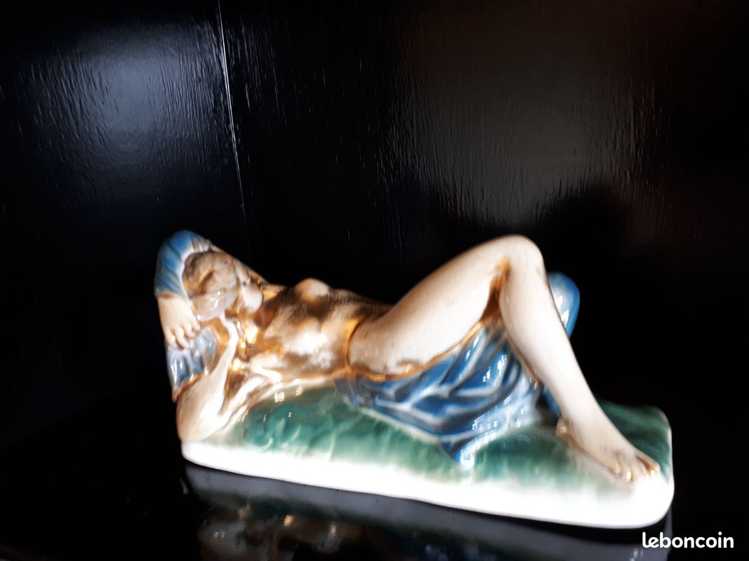 Statuette Art Déco ancienne faïence femme allongée (image 2)