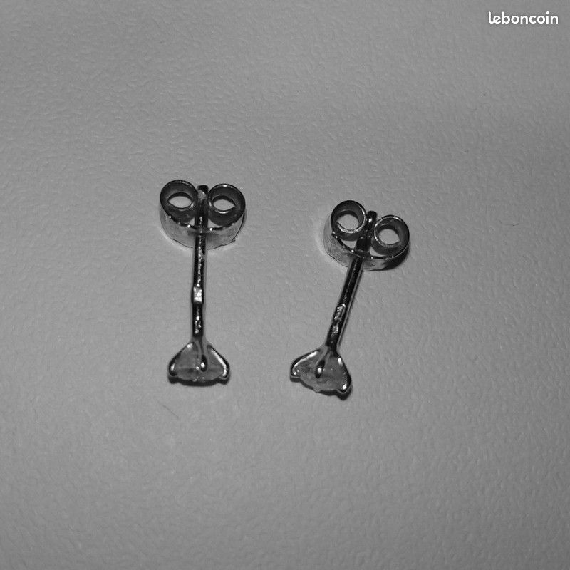 Boucles d'oreilles petits clous en or blanc 18 carats 750 et diamants véritables (image 2)