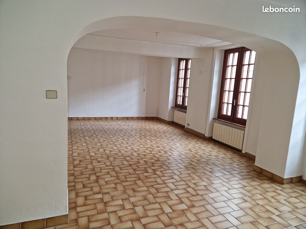 Appartement 7 pièces 156 m² · à Amplepuis · 156 m² · 910 €/mois