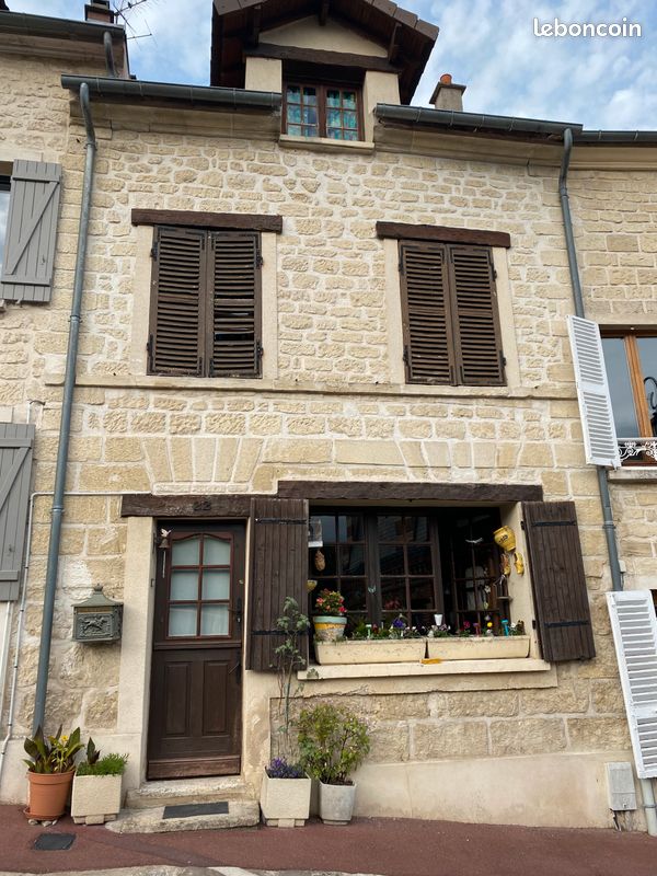 Maison de ville en pierre de taille avec poutre (image 1)