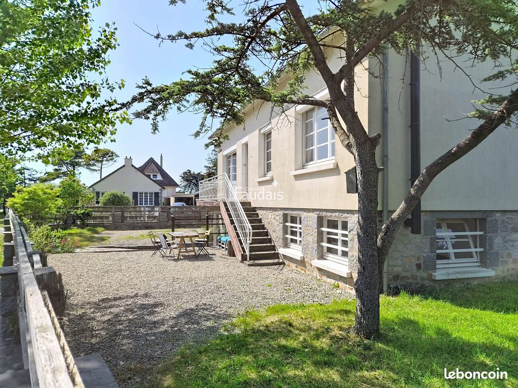 Maison 9 pièces 204 m² · à Hauteville-sur-Mer · 204 m² · 298 000 €