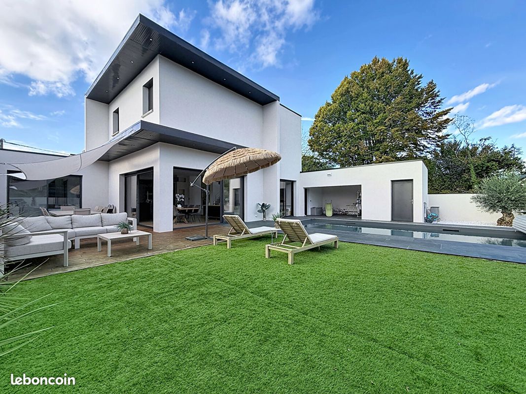 Maison 8 pièces 217 m² · à Briollay · 217 m² · 649 000 €