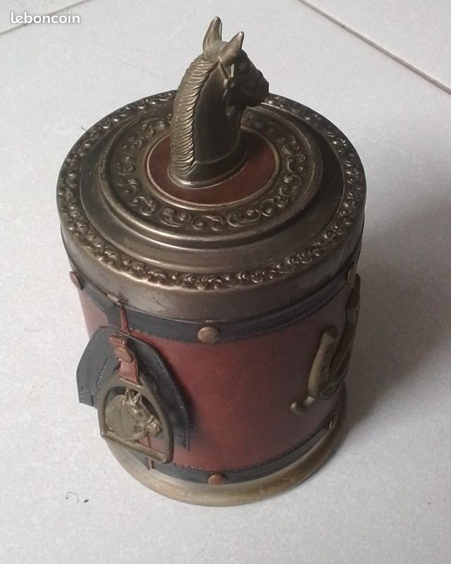 Distributeur de 18 cigarettes , motif cheval , quitation , cuir et metal -  Dcoration