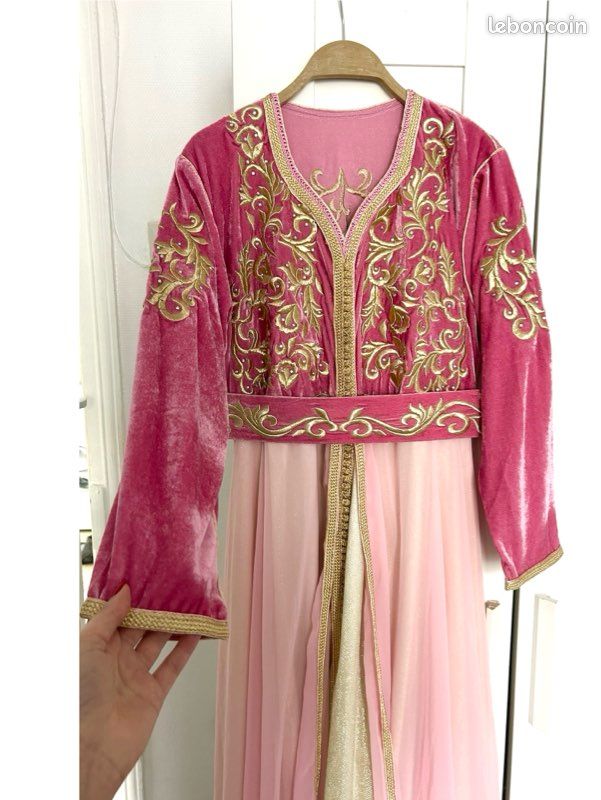Robe longue en velours rose et dorée avec broderie et brillant