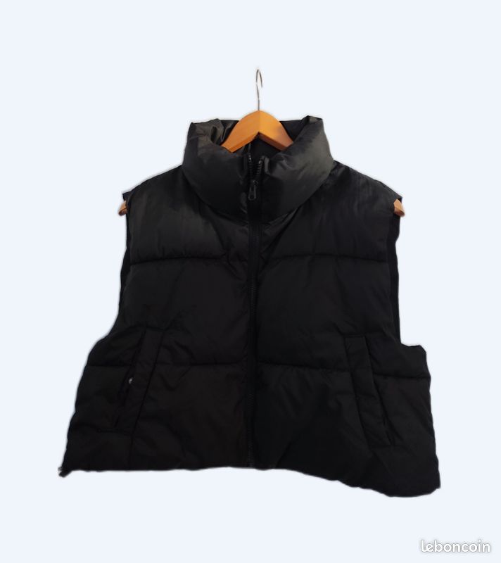 Doudoune noire sans manche Pull&Bear
Pull &Bear
Taille M
2 poches plaquées devant
Possibilité de resserrer la base
En parfait état (image 1)