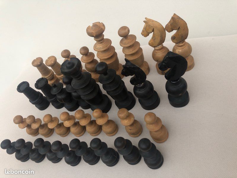 jeu d'échecs complet pliable Régence en bois avec l'échiquier XX ème 26 cm x 26 cm
