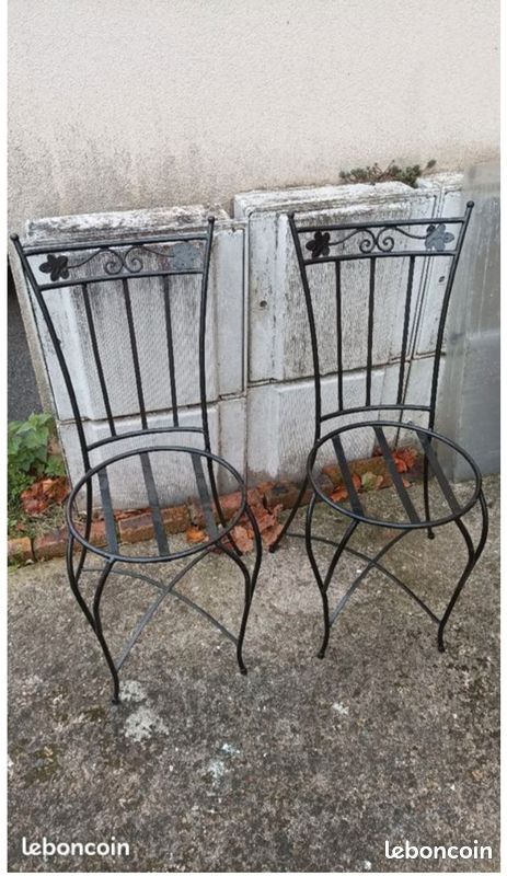 Chaise en fer forgé noir en bon état (image 1)