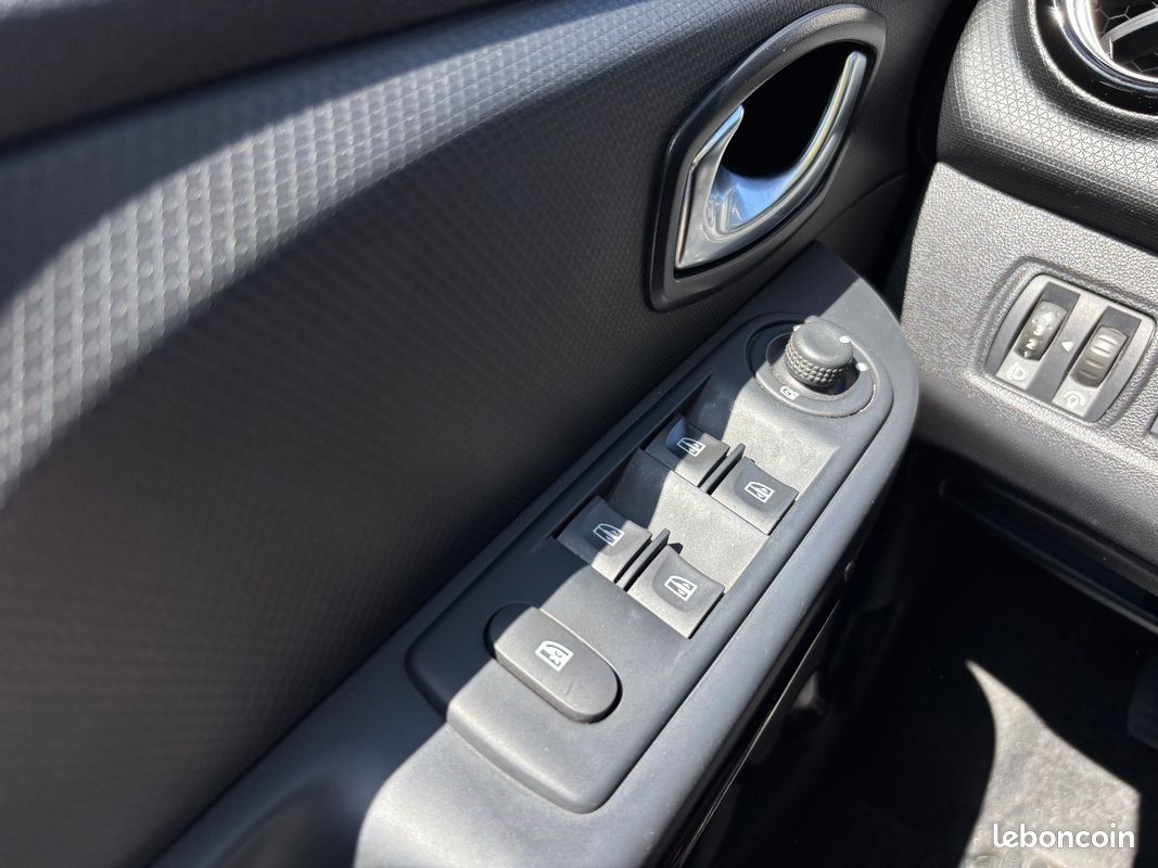 RENAULT CLIO IV dCi 90 eco2 Limited 90g (image 21)