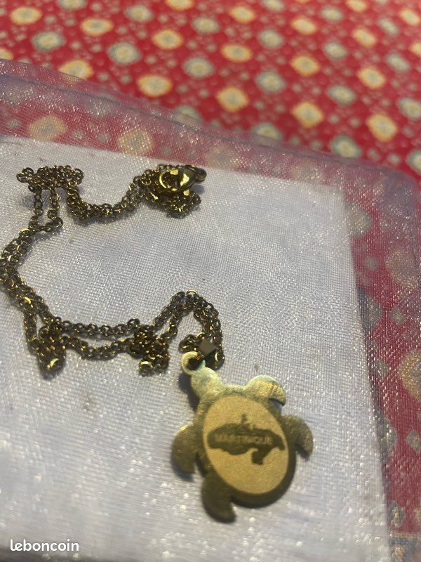 Collier doré avec médaillon de la Martinique (image 5)