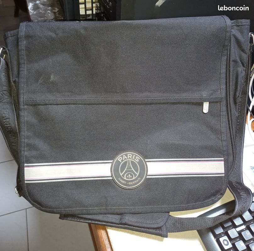 Sacoche Besace PSG – Collection Officielle Paris Saint-Germain – Similicuir, 18x23x5 Cm, Bandoulière Ajustable – Idéal Pour Supporters