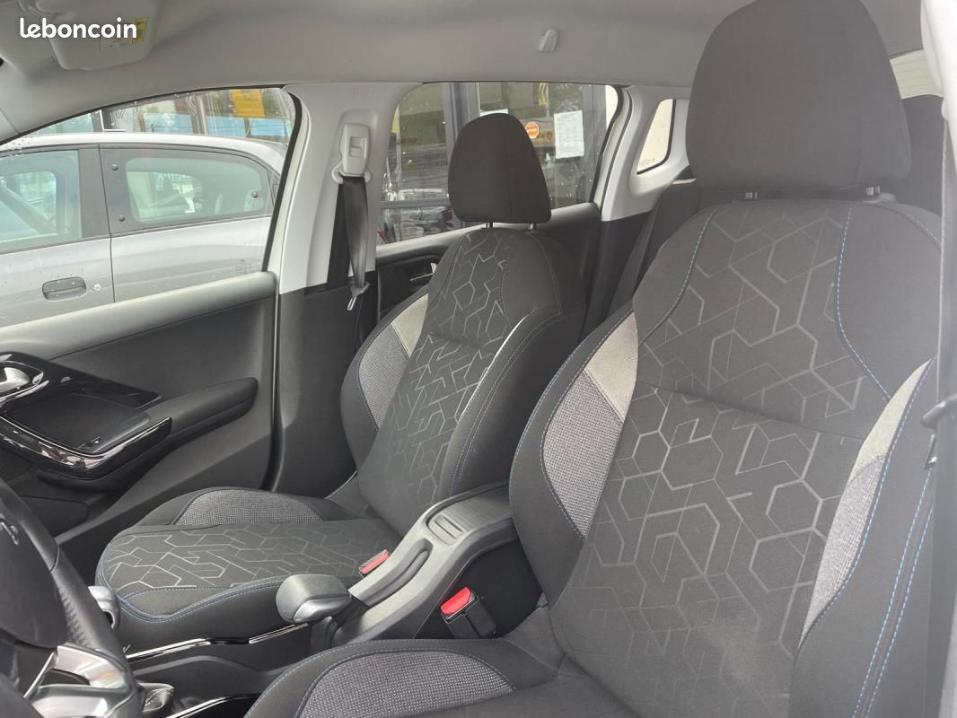 Peugeot 2008 PURE TECH 110CH SIGNATURE (image 14)