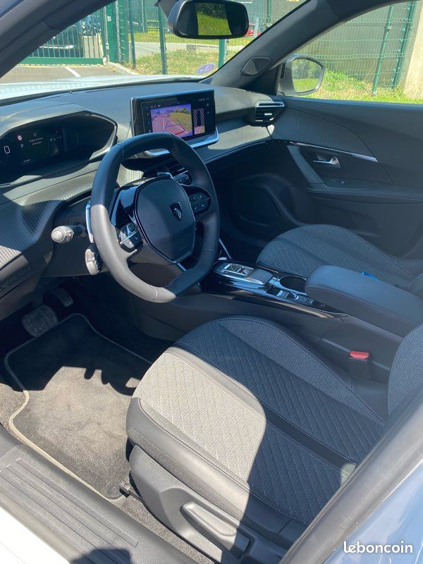 Peugeot 2008 1,2 130CV EAT8 Allure (image 3)