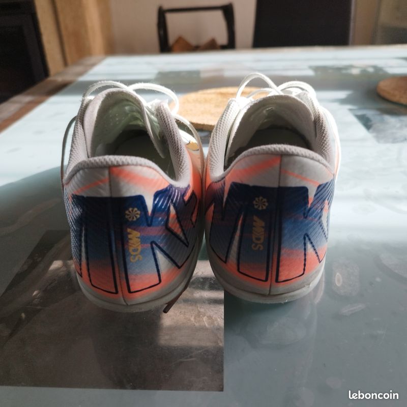 Chaussure de foot crampon 38 nike cr7
Bon état porté 3 mois sur gazon artificielle 
Pointure 38 (image 2)
