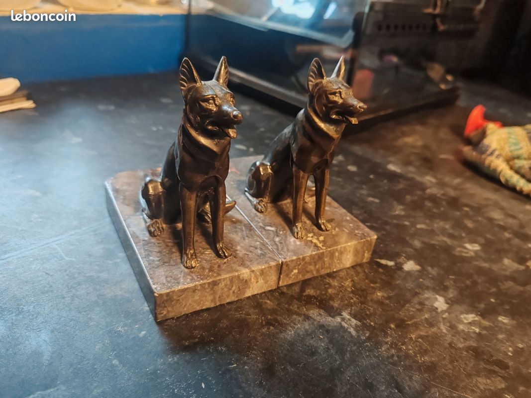 Paire de serre-livres Art Déco – Chiens Bergers Allemands en régule et marbre (image 1)