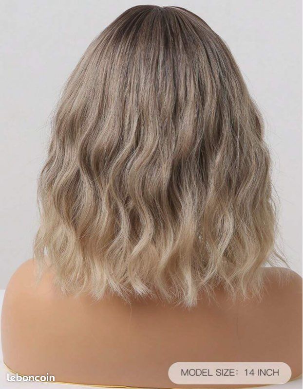 Perruque Courte Blonde Dorée Bouclée Avec Frange - Synthétique - Taille Moyenne - Neuf Sans étiquette