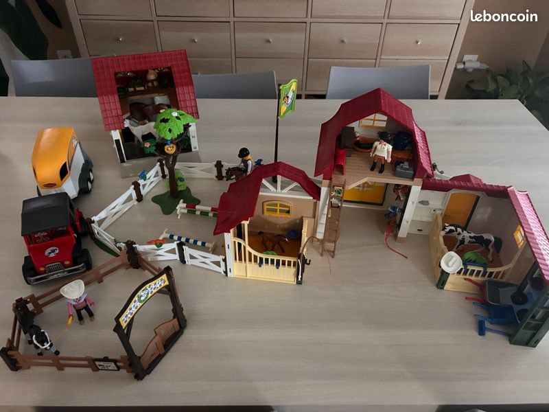 Centre équestre Playmobil + annexe transportable + van (image 1)