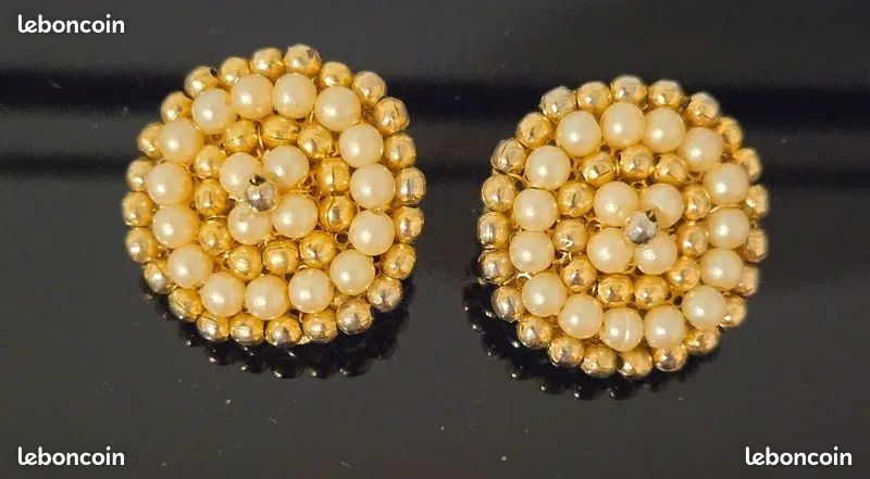 Boucles d'oreilles à clip en fausse perle dorées Chanel Métal Plaqué or
