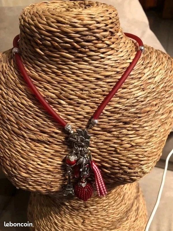 Collier caoutchouc rouge (image 1)