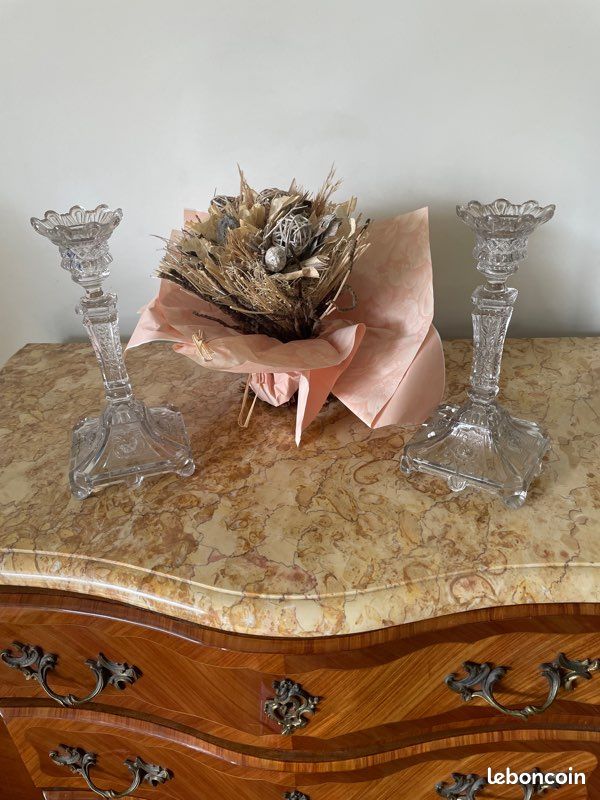1 PAIRE DE BOUGEOIR en verre ciselé ( LE LION ET LA ROSE ) en parfait état (image 2)