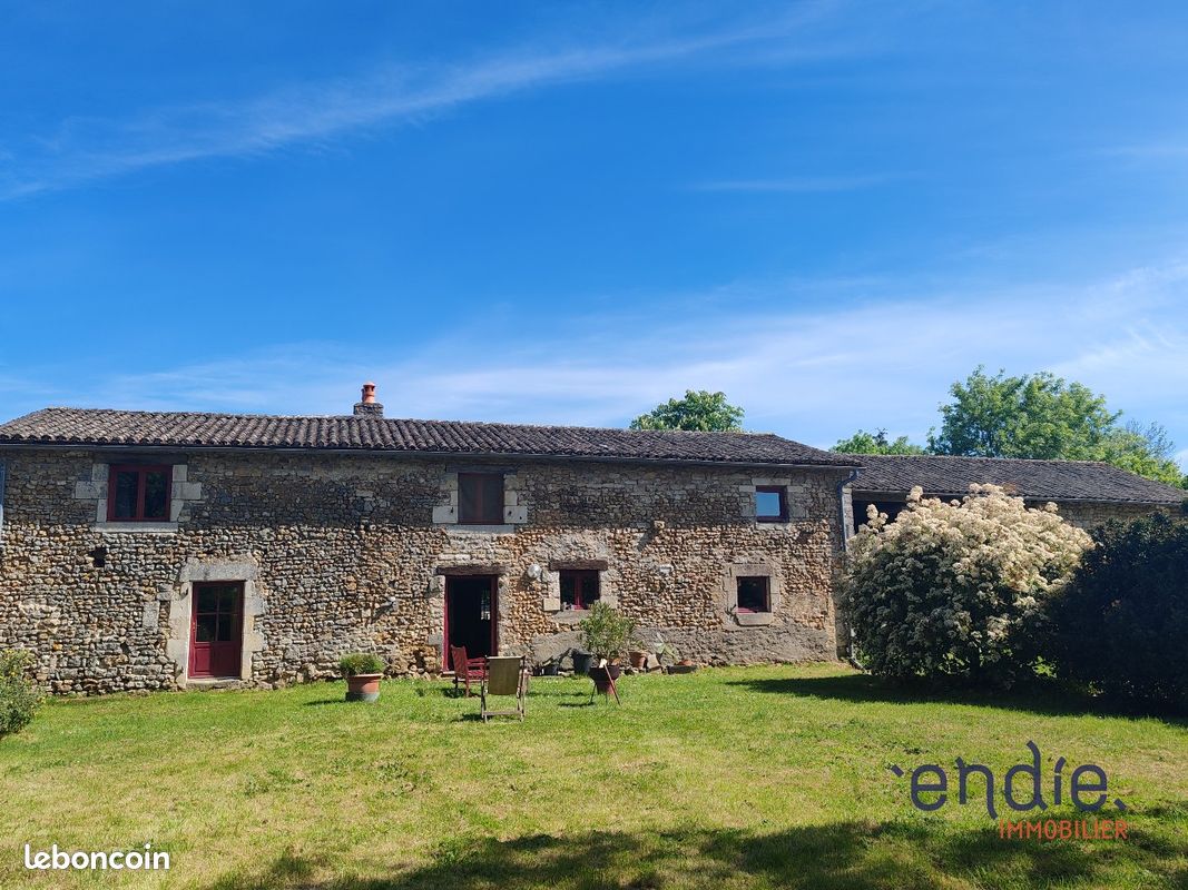 Maison 7 pièces 182 m² · à Valence-en-Poitou · 182 m² · 148 500 €