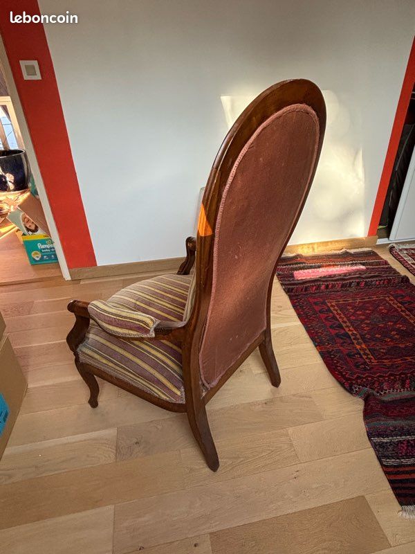 Fauteuil type Voltaire et ses deux chaises (image 1)