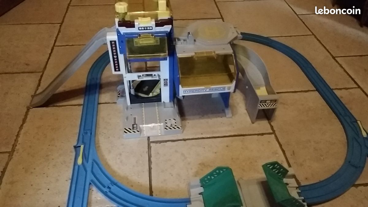 Commissariat train TOMICA avec accessoires (image 1)