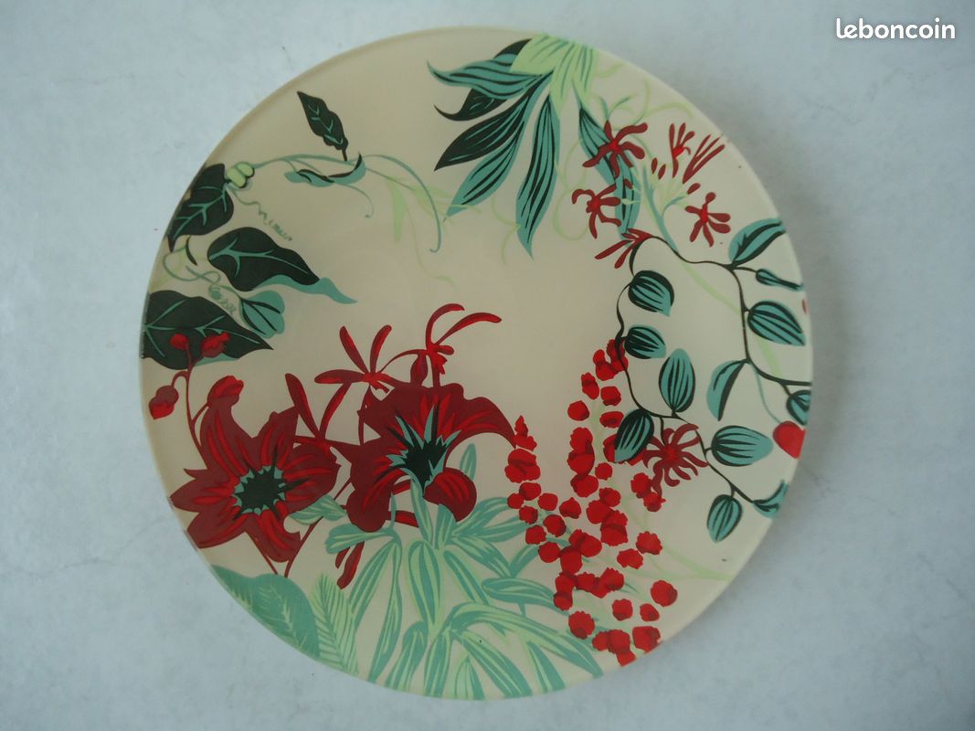 Sold Price: Assiette en verre vert à décor en relief d'oiseaux branchés