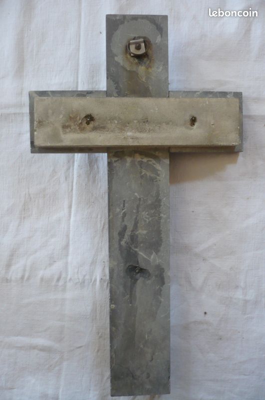 Croix ancienne en marbre (image 3)