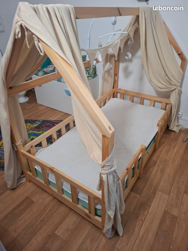 Structure Lit Cabane Enfant en Bois Massif avec Barrières - Très Bon État (image 1)