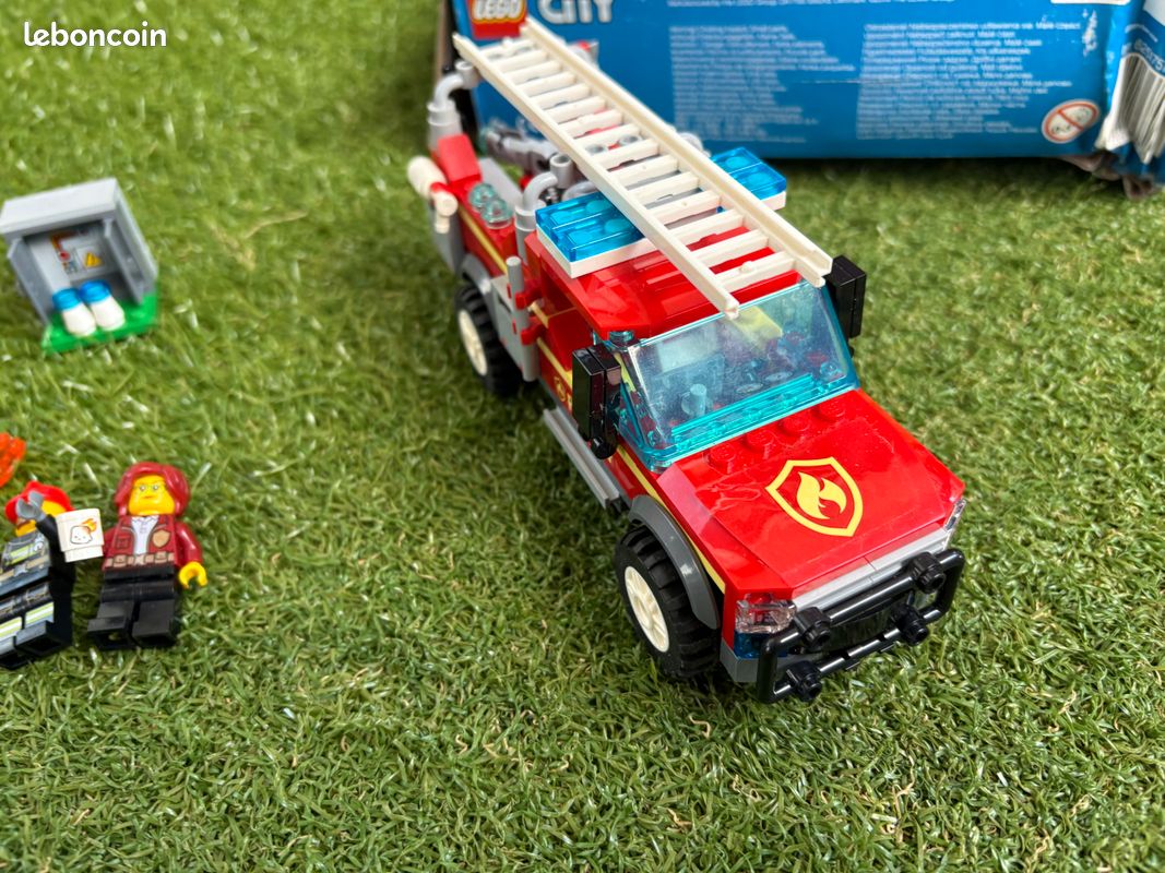 Lego City 60231 Le Camion du Chef des Pompiers (image 7)