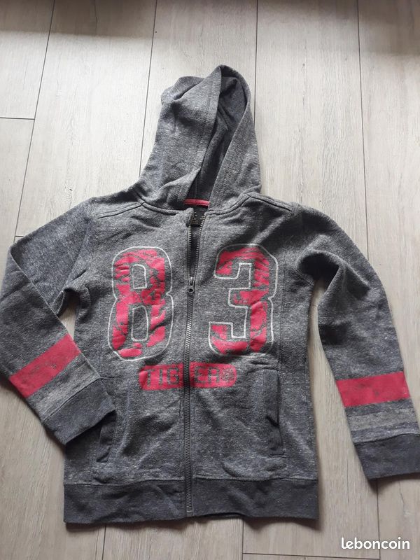 Sweat gris et rouge (image 1)