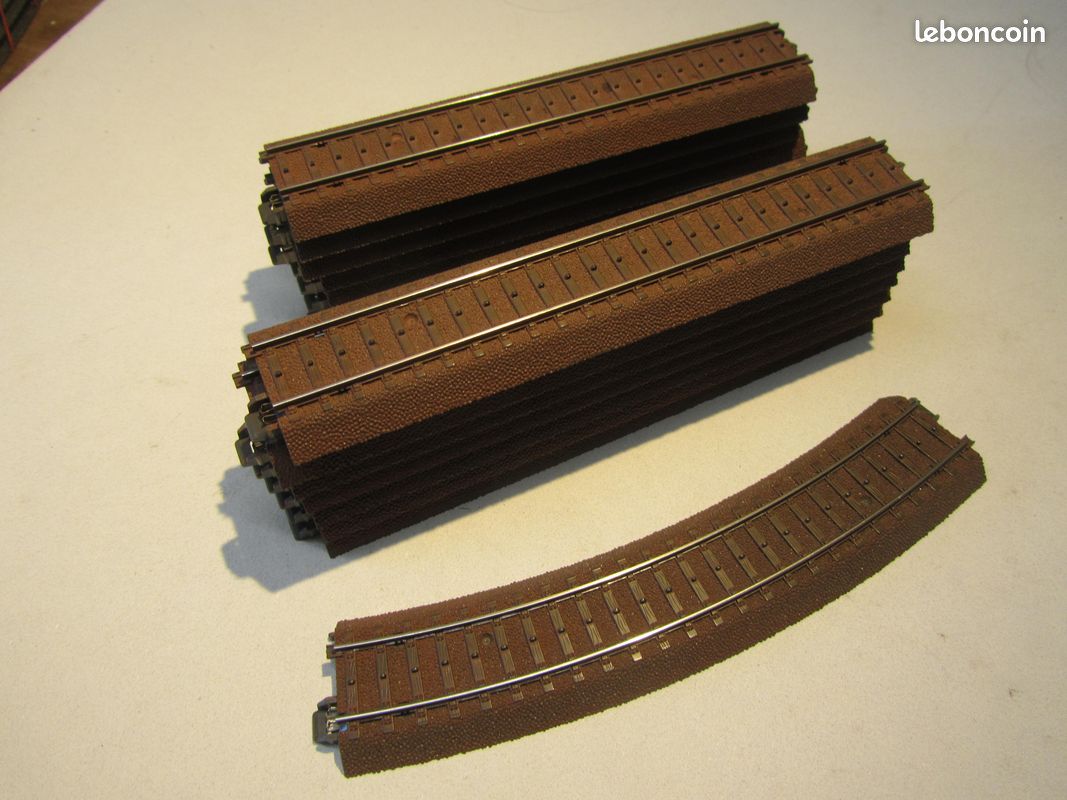 Lot De Rails Marklin – Plus De 200 Pièces (droits, Courbes, Aiguillages) + Accessoires
